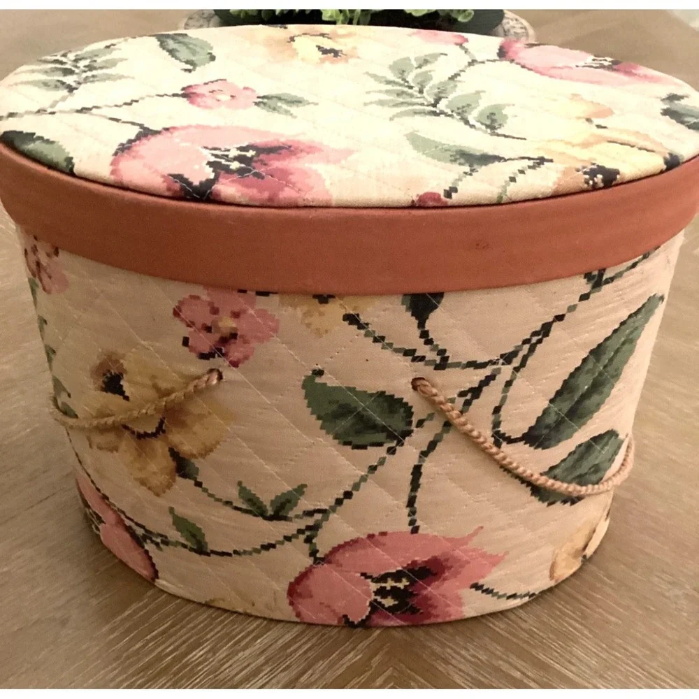 VINTAGE DREAM HOUSE CLOSET/SEWING ACCESSORIES JAYHAWK NY BOX IN QUILTED FLORAL
